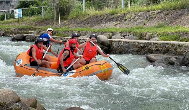 Farklı ülkelerden gelen dansçılar rafting yarışlarında mücadele etti