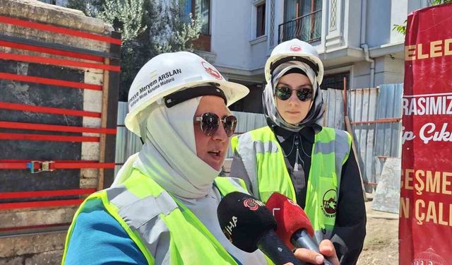 Fatih’teki tarihi Hacı Evliya Çeşmesi vinçlerle yeni yerine taşındı