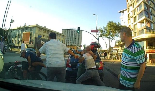 Gaziosmanpaşa’da otomobil ve bisiklet sürücüsünün yol kavgası