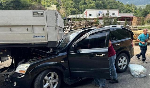 Giresun’da otomobil park halindeki tıra çarptı: 4 yaralı