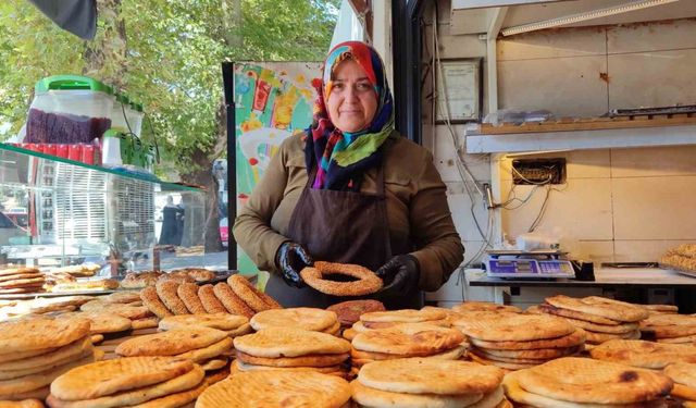 Hacer Usta, 13 yıldır taş ocağının başında çörek ve simit pişiriyor