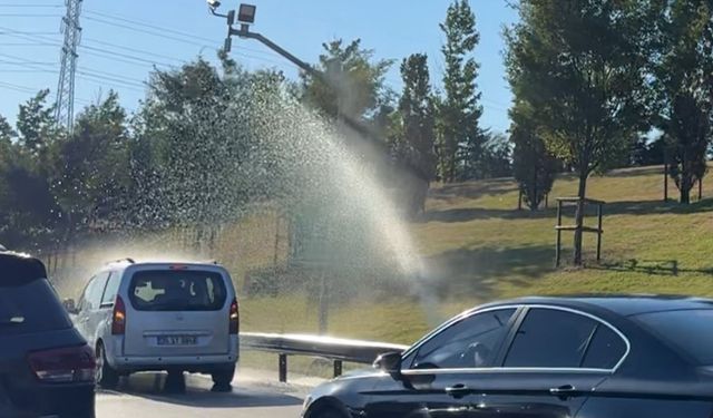 İBB’nin sulama sistemi bozuldu, sürücüler araçlarını E6 da yıkamaya başlayınca trafik kilitlendi