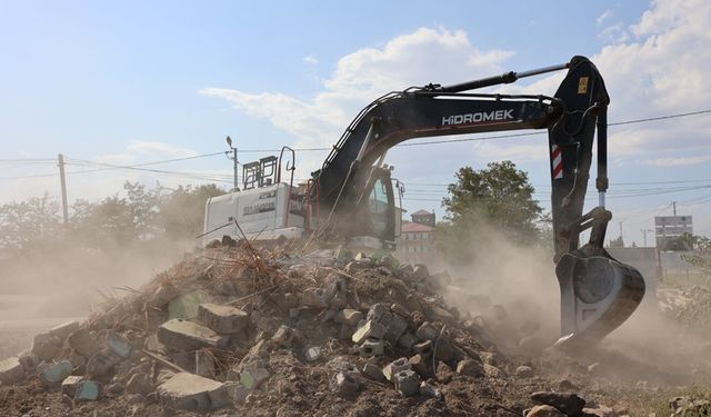 Iğdır’da metruk binaların yıkımına devam ediliyor