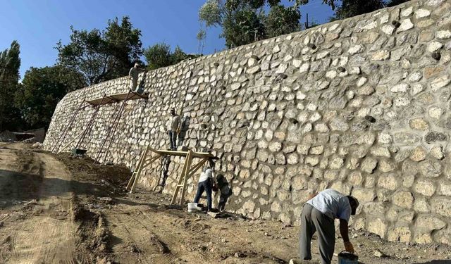 Irak sınırında istinat duvarı çalışması devam ediyor