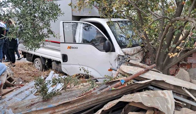 Islak yolda kayan kamyonet bahçe duvarına çarptı