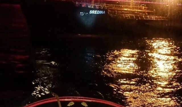 İstanbul Boğazı gemi trafiği, SREDINA isimli tankerin makine arızası yapması nedeniyle çift yönlü ve geçici olarak askıya alındı.