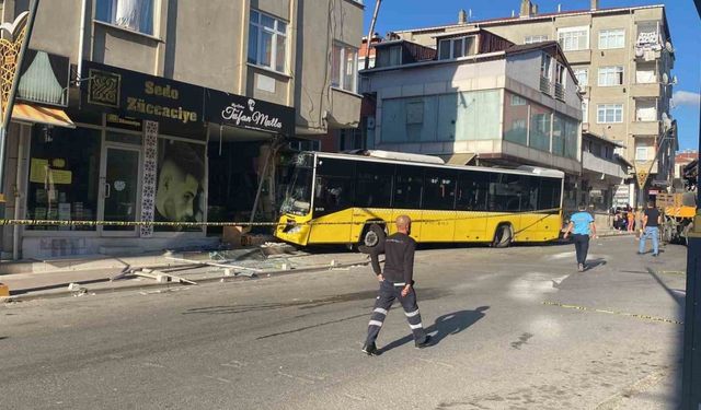 İstanbul Pendik’te sürücüsünün kontrolünden çıkan İETT otobüsü, kuaför dükkanına girdi. Kazada otobüs şoförü B.D. yara almazken, otobüs içerisinde bulunan 6 kişi yaralandı. İETT aracının çarptığı bina tahliye edildi.