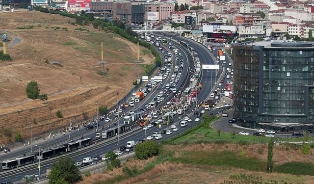 İstanbul’da iki metrobüs yol bakım çalışması nedeniyle çarpıştı