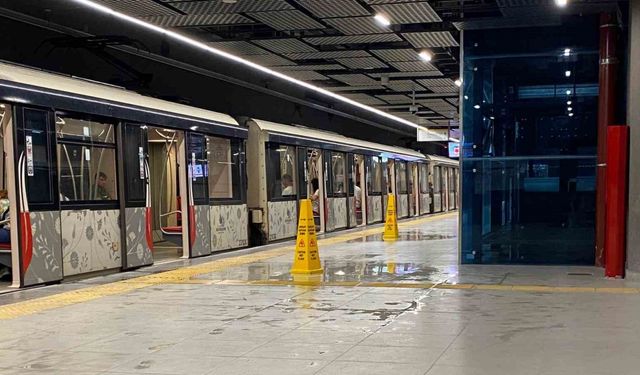 İstanbul’da metronun tavanından sular aktı