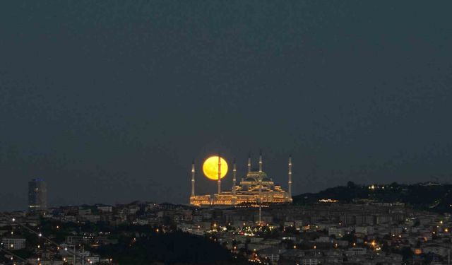 İstanbul’da muhteşem dolunay manzarası