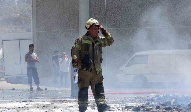 İzmir’deki yangında 3 fabrika, 5 araç zarar gördü