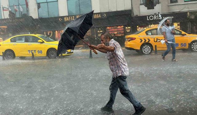 Kabataş’ta tramvay yolu su kanalına döndü, seferler durdu