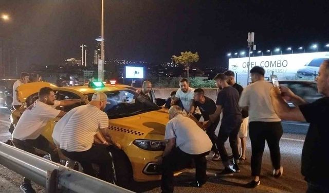 Kadıköy’de makas atan otomobil ticari taksiye çarptı: 1 yaralı