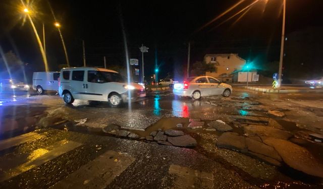 Kahramanmaraş’ta şiddetli yağmur hayatı felç etti, yol yarıldı