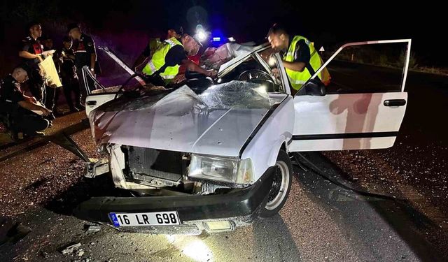 Kamyona çarpan Tofaş otomobilin çatısı uçtu: 3 ağır yaralı