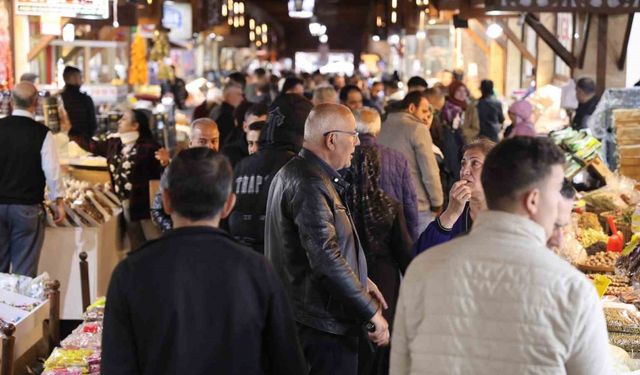 Kapalı Çarşı’daki gurbetçi yoğunluğu esnafın yüzünü güldürdü