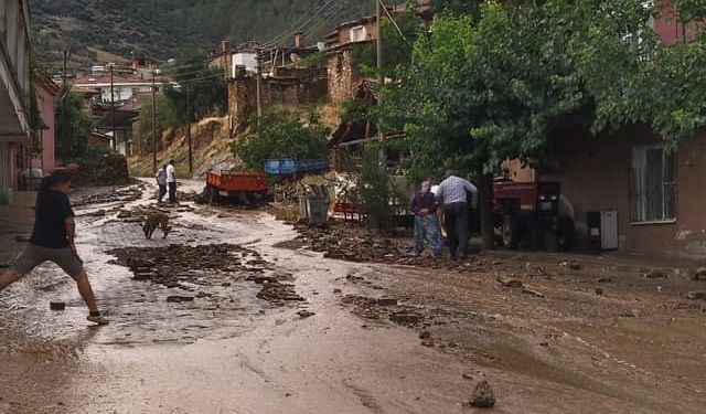 Karacasu’yu sel vurdu, ekipler teyakkuza geçti