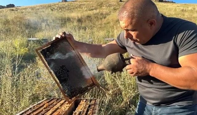 Karslı arıcı, 120 yıllık Terrakota ile arıların sakinleşmesini sağlıyor