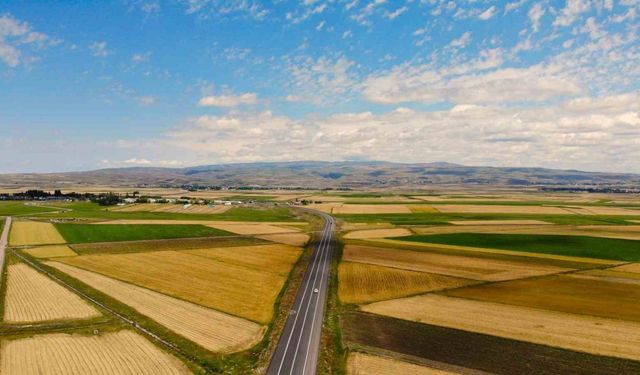 Kars’ta halı ve kilim desenine bürünmüş tarım arazileri dron ile görüntülendi