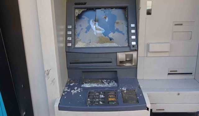 Kartal’da ATM’ye çekiçle böyle saldırdı