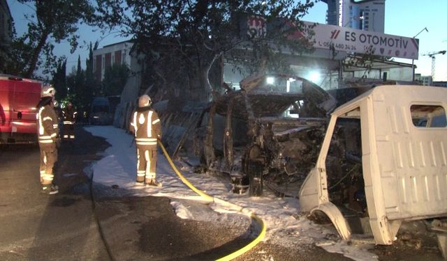 Kartal’da park halindeki iki araç alev alev yandı