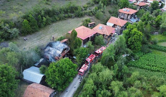 Kastamonu’da alevlere teslim olan iki katlı ev kullanılamaz hale geldi