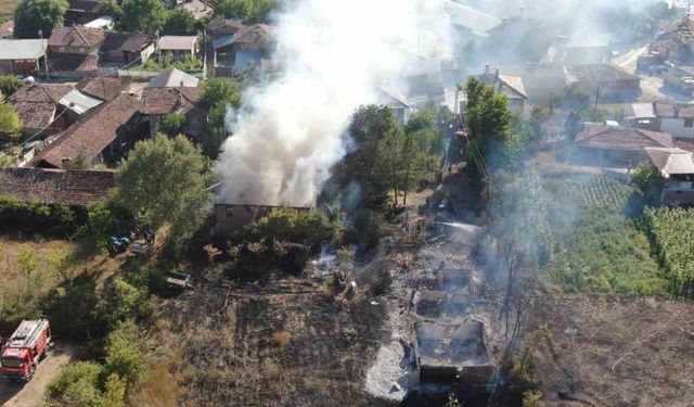 Kastamonu’da çıkan yangında iki ev küle döndü