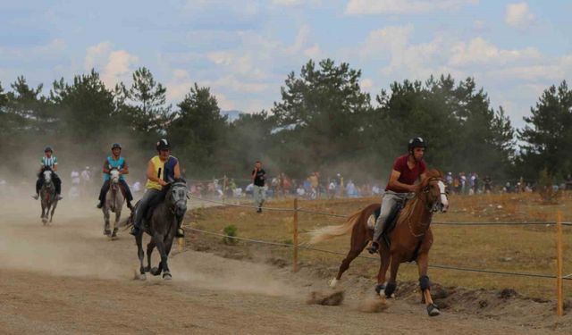 Kastamonu’da geleneksel at yarışına vatandaşlardan büyük ilgi