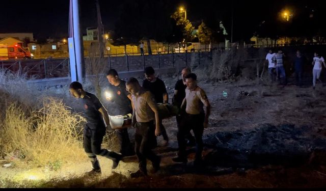 Kediyi kurtarmak isterken düştüğü derede mahsur kaldı