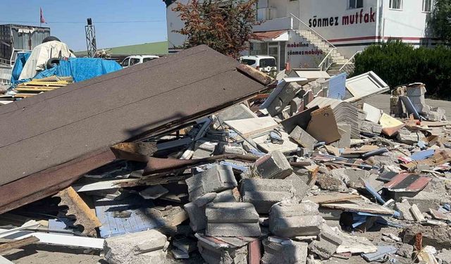 Kontrolden çıkan tır iş yerine daldı, o anlar güvenlik kameralarına yansıdı