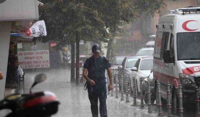 Konya’da aniden bastıran sağanak etkili oldu