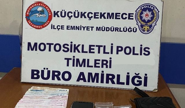 Küçükçekmece’de aracı durduran polis, telefon uygulamasıyla çalışan uyuşturucu zulasını ortaya çıkardı