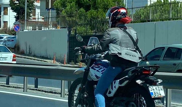 Küçükçekmece’de motosikletle tehlikeli yolculuk kamerada