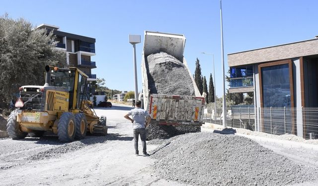 Kuşadası Belediyesi yol yapım çalışmalarını sürdürüyor