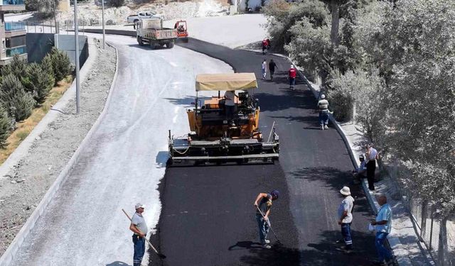 Kuşadası’nda sıcak asfalt seferberliği devam ediyor