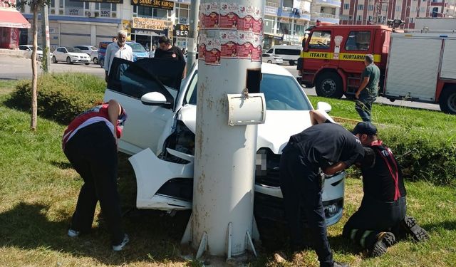 Mardin’de otomobil direğe çarptı: 1 yaralı