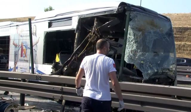 Metrobüs bariyerlere çarptı, 2 kişi metrobüs altında kaldı