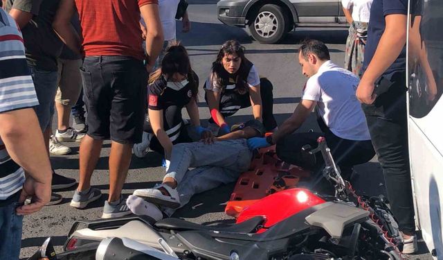 Minibüsle çarpışan 14 yaşındaki motosikletlinin ağır yaralandığı kaza kamerada