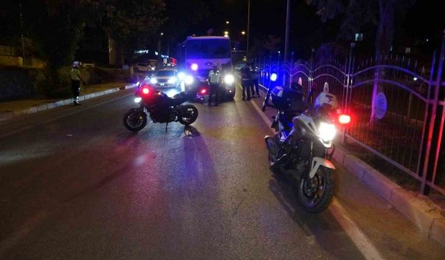 Motosiklet, önce otomobile sonra demir korkuluklara çarptı: 1 ağır yaralı