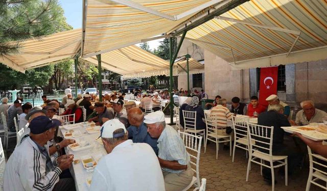 Namaz sonrası vatandaşlara yemek ikramında bulunuldu