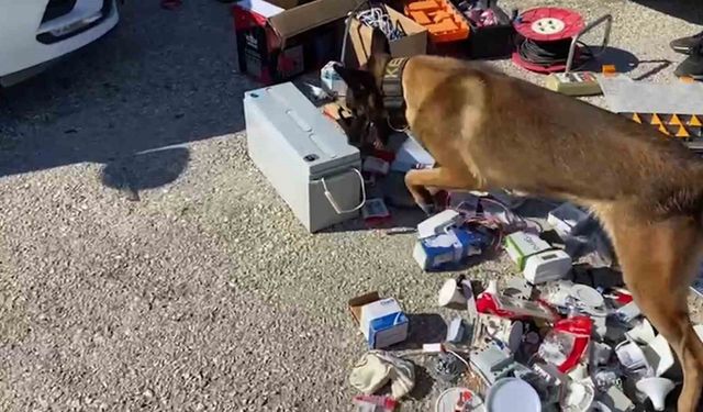 Narkotik köpeği buldu, aküden uyuşturucu çıktı