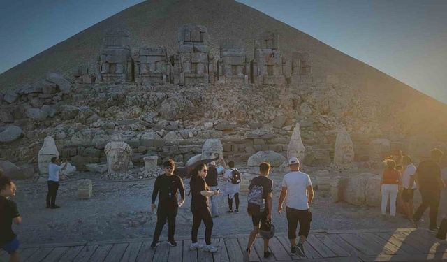 Nemrut’un zirvesinde her yıl binlerce kişi güneşin doğuşunu ve batışını izliyor