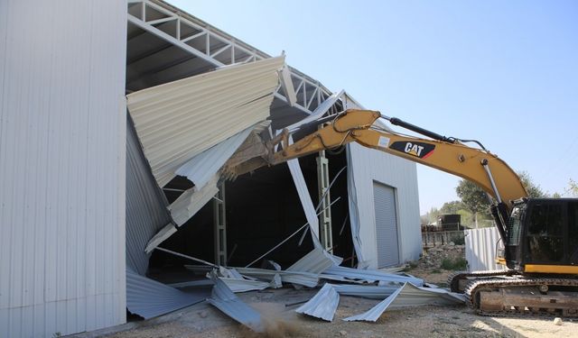 Nilüfer Belediyesi Çalı’da kaçak depoyu yıktı