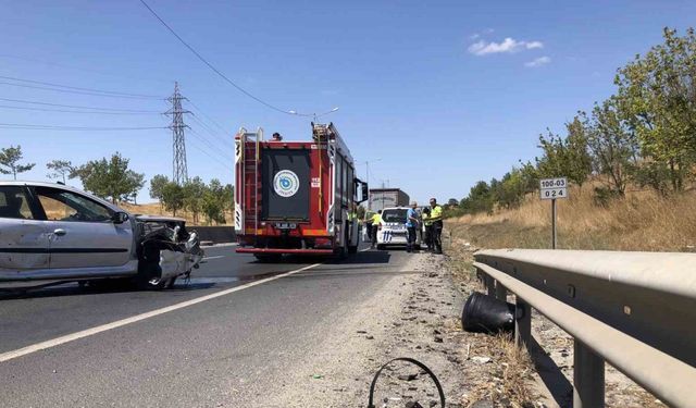 Önce bariyerlere, sonra tıra çarpan otomobil hurdaya döndü