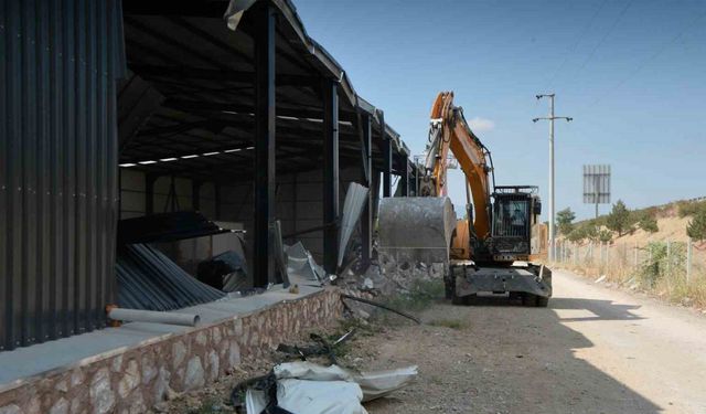 Osmangazi’de tarım arazileri kaçak yapılardan temizleniyor