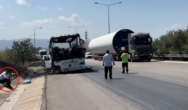 Otobüs alevlere teslim oldu: Yangın otluk alana sıçradı, 41 yolcu tahliye edildi