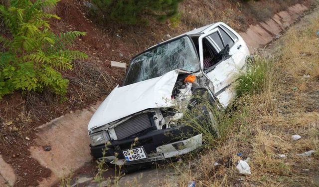 Otobüs ile çarpışan otomobil su kanalına devrildi: 1 yaralı