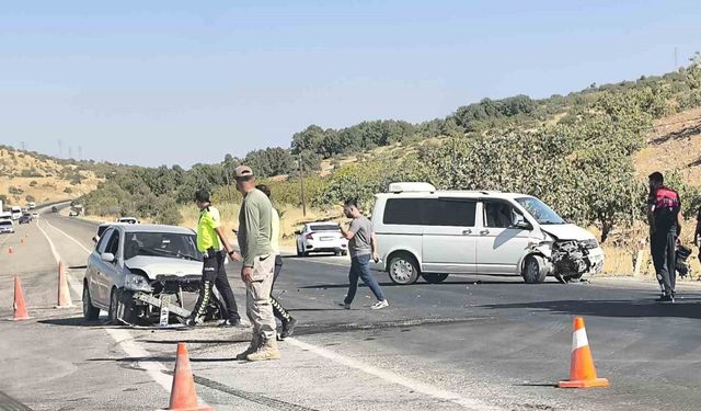 Otomobil ile minibüs çarpıştı: 3 yaralı