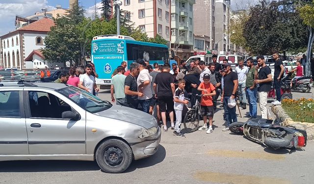 Otomobille çarpışan elektrikli motosiklet sürücüsü ağır yaralandı