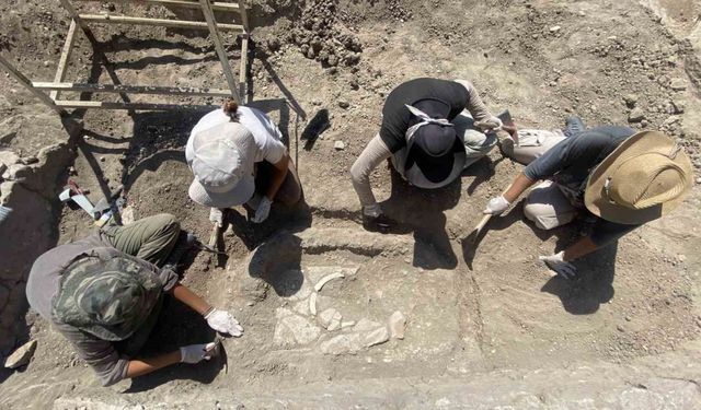 (Özel) Apollon Smintheus Tapınağı’nda 1700 yıllık mezar bulundu